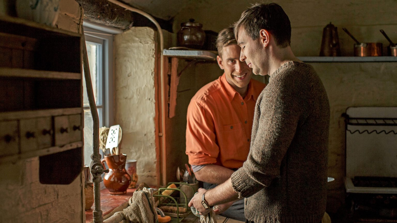 Oliver Jackson-Cohen در صحنه سریال تلویزیونی Man in an Orange Shirt به همراه James McArdle