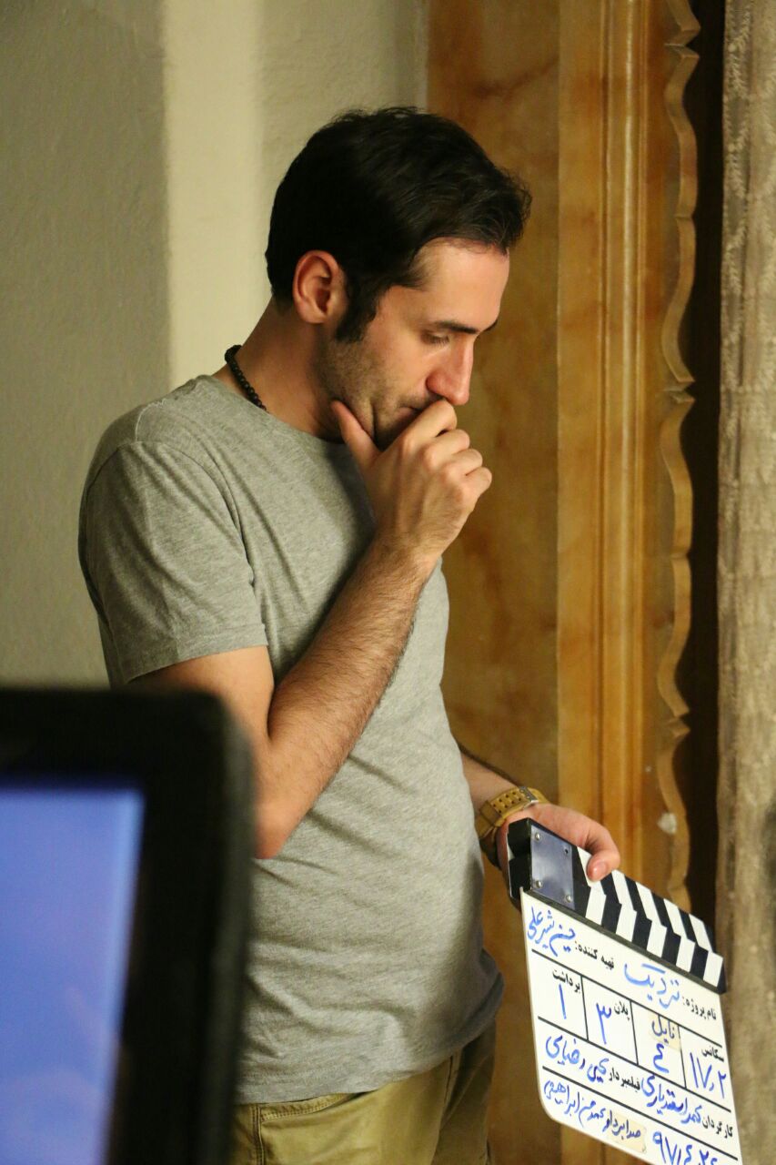 تصویری از سجاد اسدی، بازیگر سینما و تلویزیون در حال بازیگری سر صحنه یکی از آثارش