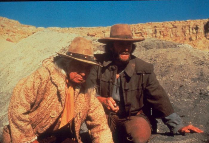Chief Dan George در صحنه فیلم سینمایی جوزی ولز یاغی به همراه کلینت ایستوود