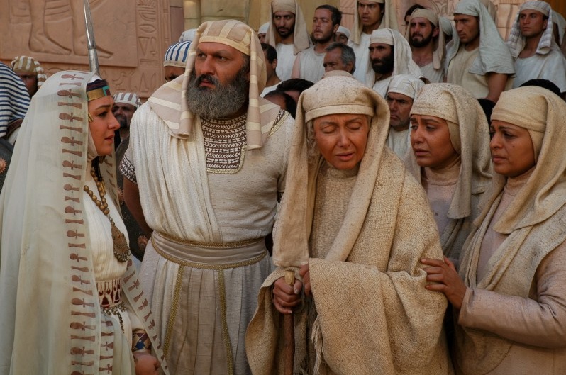 الهام حمیدی در صحنه سریال تلویزیونی یوسف پیامبر به همراه کتایون ریاحی