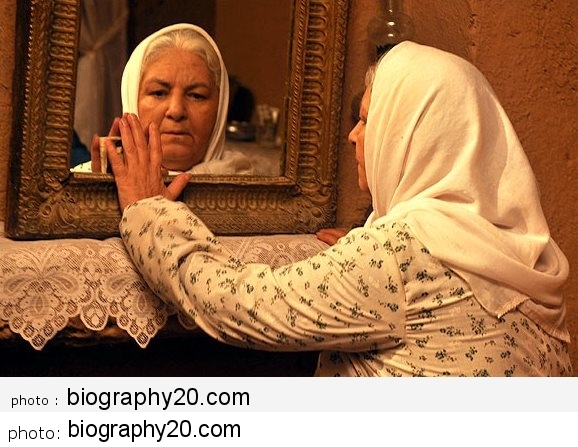 تصویری از مینا جعفرزاده، بازیگر سینما و تلویزیون در حال بازیگری سر صحنه یکی از آثارش