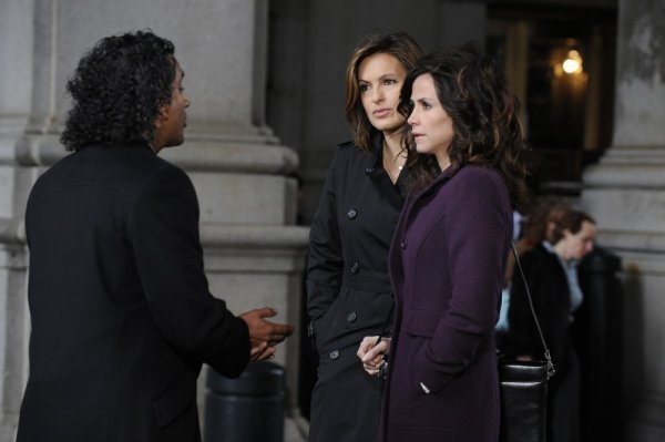 Valerie Cruz در صحنه سریال تلویزیونی قانون و نظم: واحد قربانیان ویژه به همراه Naveen Andrews و ماریسکا هارگیتای