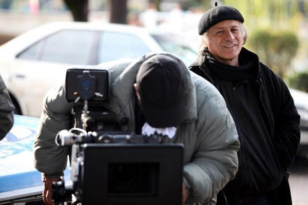 تصویری از خسرو معصومی، کارگردان و نویسنده سینما و تلویزیون در پشت صحنه یکی از آثارش