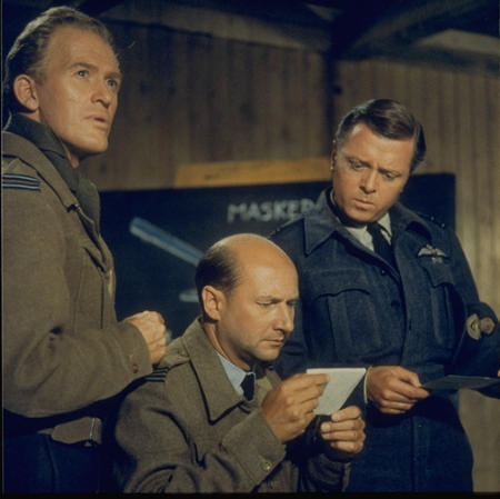 Gordon Jackson در صحنه فیلم سینمایی فرار بزرگ به همراه دونالد پلیزنس و ریچارد اتنبرا