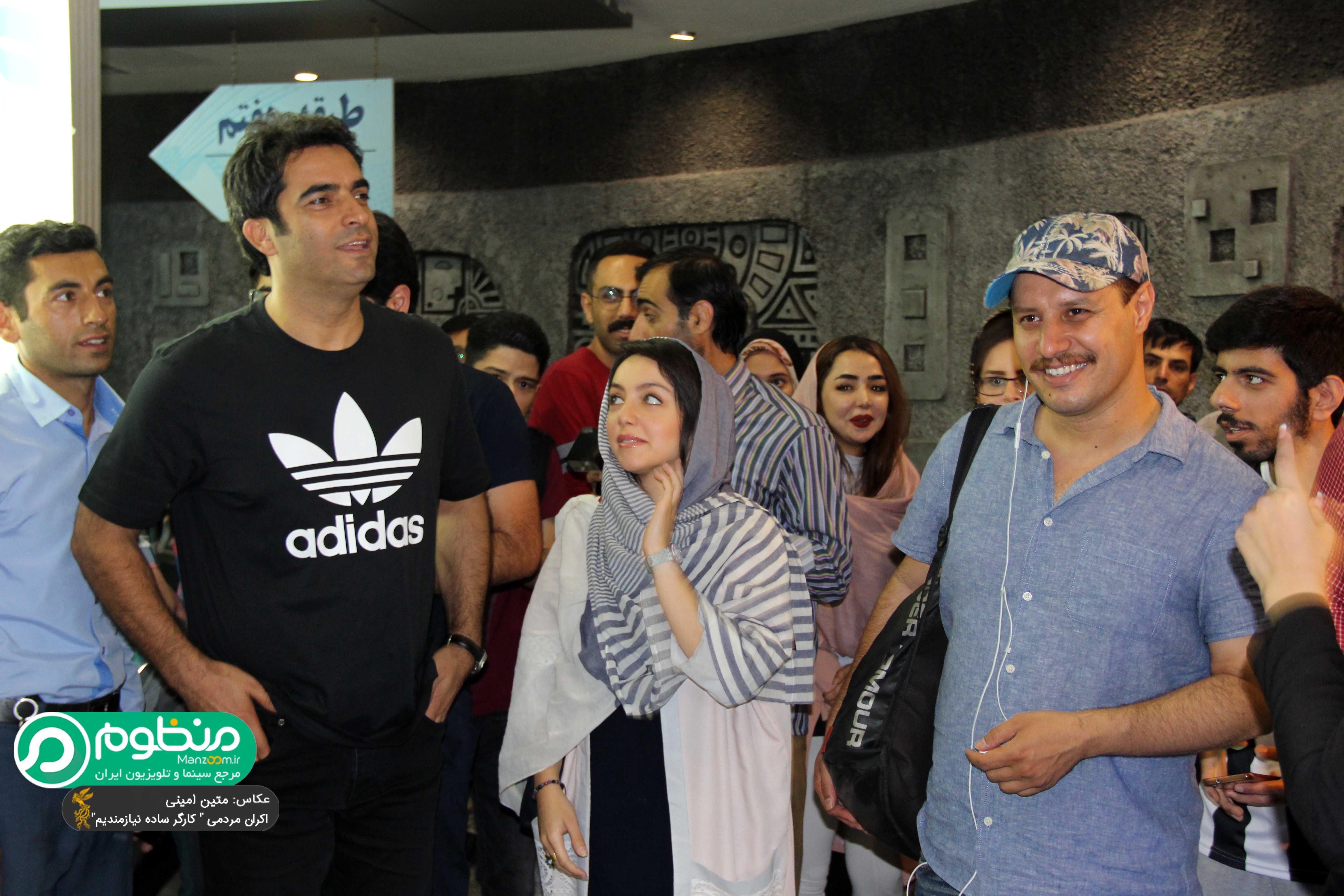 جواد عزتی در اکران افتتاحیه فیلم سینمایی کارگر ساده نیازمندیم به همراه نازنین بیاتی و منوچهر هادی