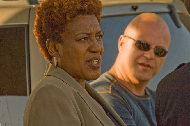 CCH Pounder در صحنه سریال تلویزیونی شیلد به همراه Michael Chiklis