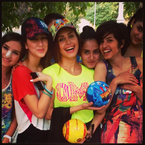 تصویری از الناز شاکردوست، بازیگر و طراح لباس سینما و تلویزیون در حال بازیگری سر صحنه یکی از آثارش