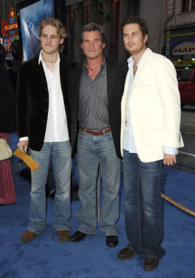ویات راسل در صحنه فیلم سینمایی پوزیدون به همراه کرت راسل و Oliver Hudson