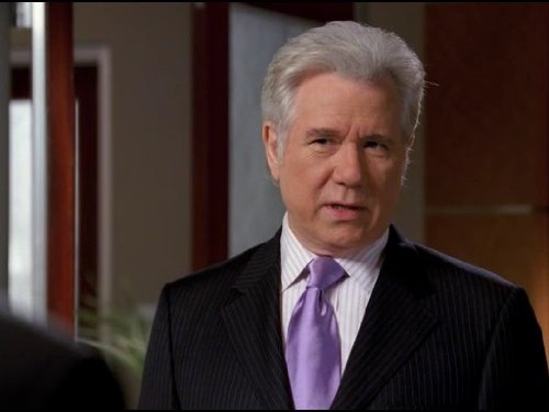 John Larroquette در صحنه سریال تلویزیونی قانون بوستون