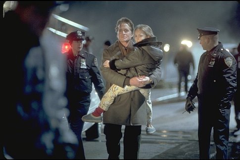 Skye McCole Bartusiak در صحنه فیلم سینمایی یک کلمه هم نگو به همراه مایکل داگلاس