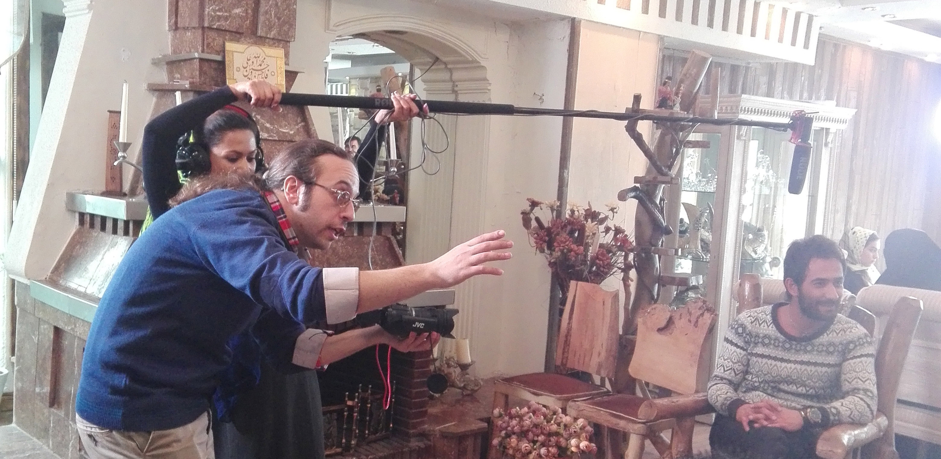 تصویری از بهادر فتاح طاری، عکاس و تدوینگر سینما و تلویزیون در حال بازیگری سر صحنه یکی از آثارش