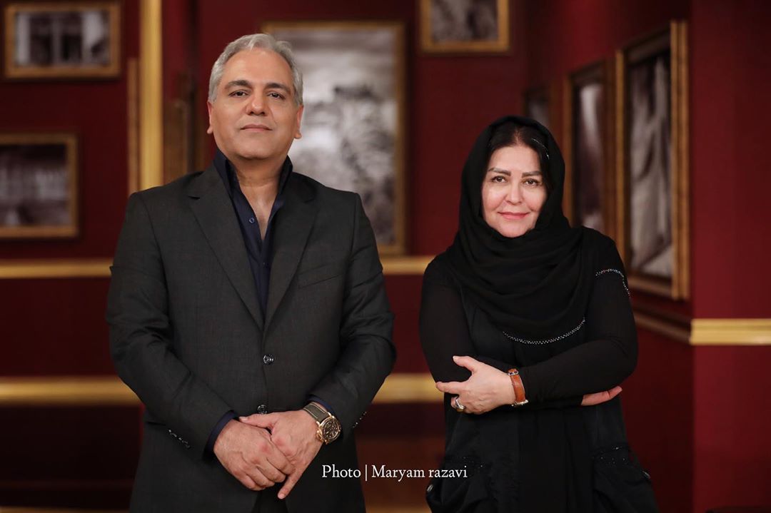 اکرم محمدی در صحنه برنامه تلویزیونی دورهمی فصل چهارم به همراه مهران مدیری