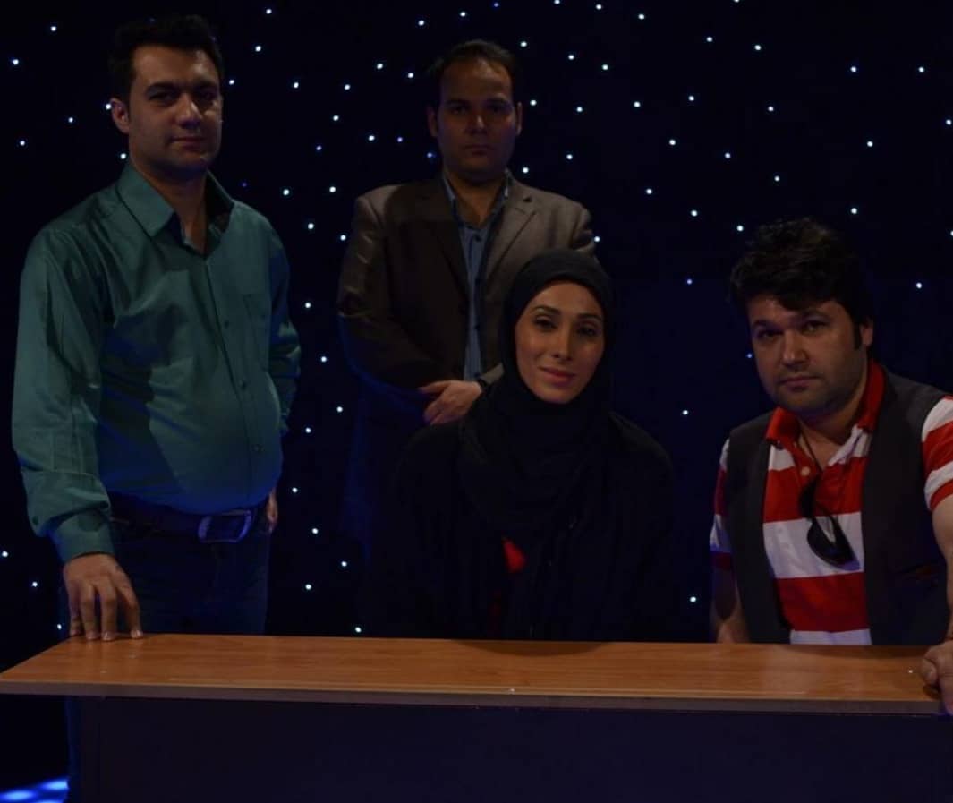 تصویری از امیر کرم یزدی، کارگردان و نویسنده سینما و تلویزیون در پشت صحنه یکی از آثارش