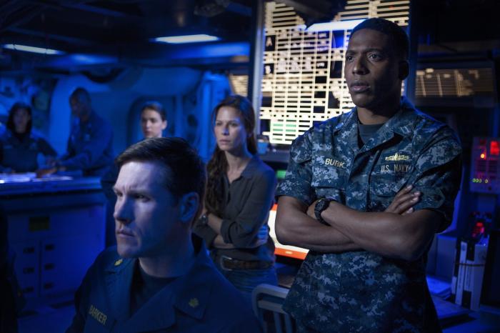 Rhona Mitra در صحنه سریال تلویزیونی آخرین کشتی به همراه Jocko Sims