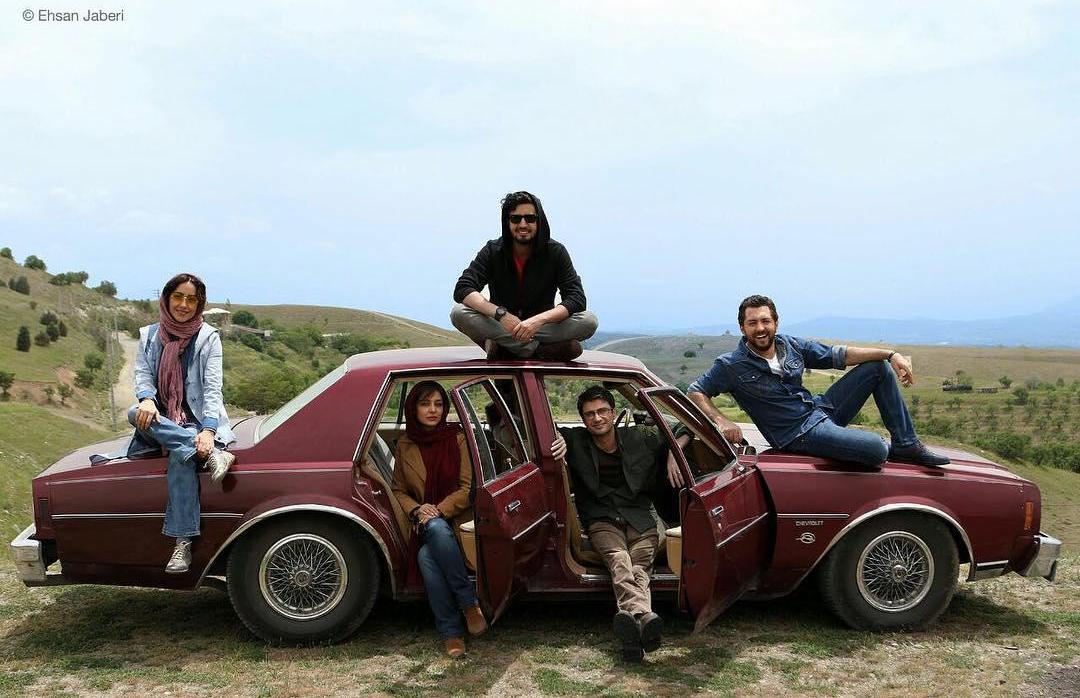 بهرام رادان در صحنه فیلم سینمایی زرد به همراه ساره بیات، مهرداد صدیقیان، بهاره کیان‌افشار و شهرام حقیقت‌دوست