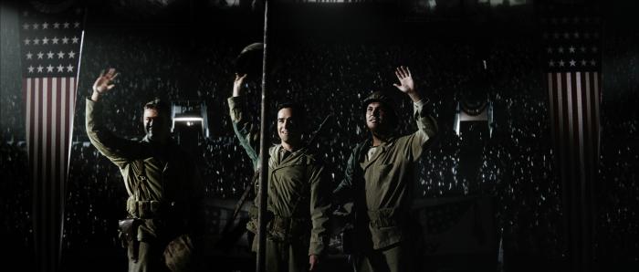 آدام بیچ در صحنه فیلم سینمایی پرچم پدران ما به همراه جس بردفورد و Ryan Phillippe