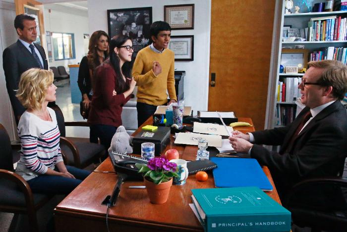 Anjali Bhimani در صحنه سریال تلویزیونی خانواده امروزی به همراه Andrew Daly، Julie Bowen، Ajay Mehta، Suraj Partha و آریل وینتر