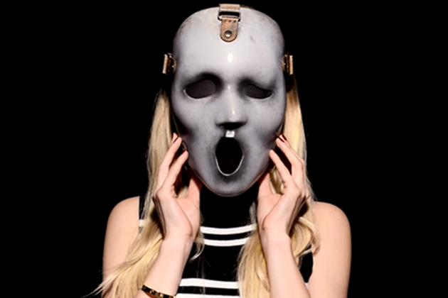 Carlson Young در صحنه سریال تلویزیونی جیغ