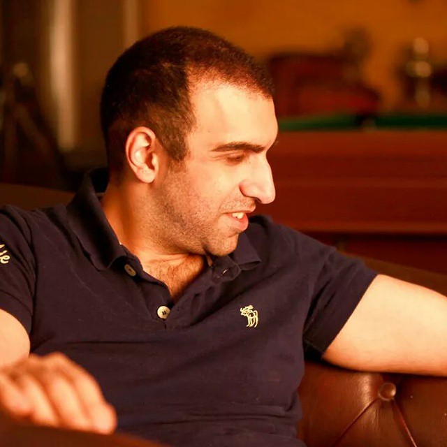 تصویری از پولاد کیمیایی، بازیگر و کارگردان سینما و تلویزیون در حال بازیگری سر صحنه یکی از آثارش