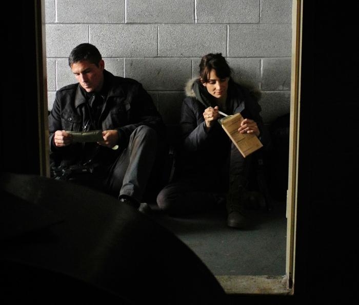 Annie Parisse در صحنه سریال تلویزیونی مظنون به همراه Jim Caviezel