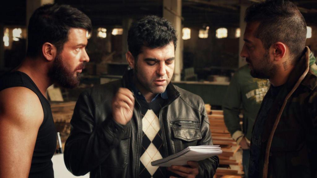 بهرام رادان در پشت صحنه فیلم سینمایی بارکد به همراه پژمان بازغی و مصطفی کیایی