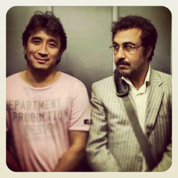 تصویری از رضا عطاران، بازیگر و نویسنده سینما و تلویزیون در حال بازیگری سر صحنه یکی از آثارش