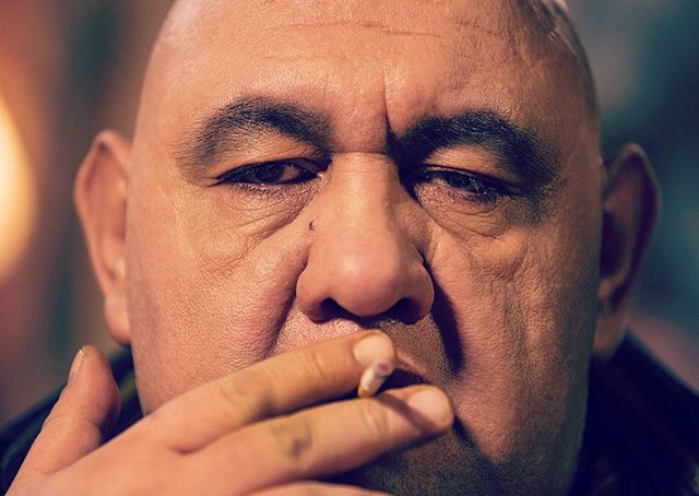 تصویری از لوون هفتوان، بازیگر سینما و تلویزیون در حال بازیگری سر صحنه یکی از آثارش