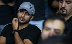 تصویری از محمد حسین میثاقی، مجری و تهیه کننده سینما و تلویزیون در حال بازیگری سر صحنه یکی از آثارش