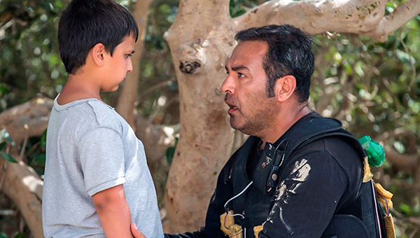 محمدرضا شیرخانلو در صحنه سریال تلویزیونی رنگ شک به همراه فریبرز عرب‌نیا