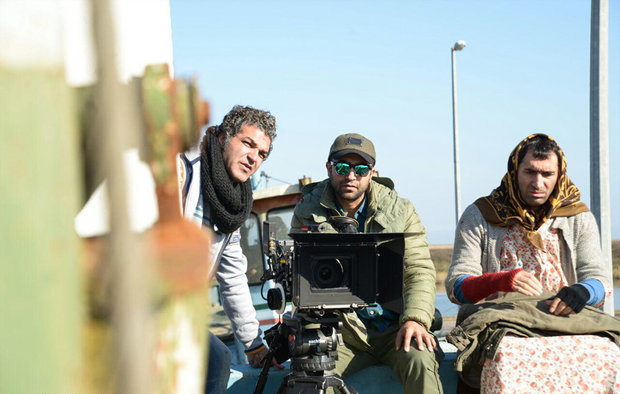 علیرضا امینی در پشت صحنه فیلم سینمایی من دیوانه نیستم به همراه فرشاد گل‌سفیدی و هادی کاظمی