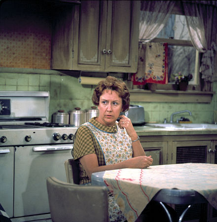 Jean Stapleton در صحنه سریال تلویزیونی All in the Family