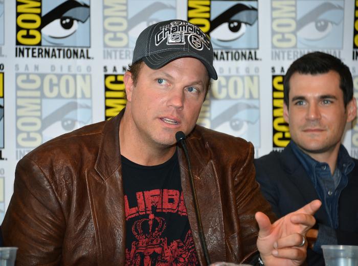 Sean Maher در صحنه سریال تلویزیونی فایرفلای به همراه آدام بالدوین