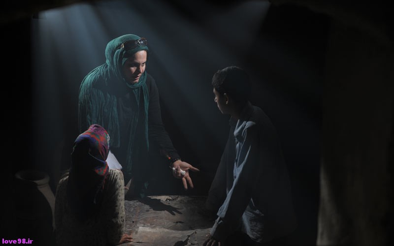 نرگس آبیار در پشت صحنه فیلم سینمایی نفس به همراه ساره نور موسوی