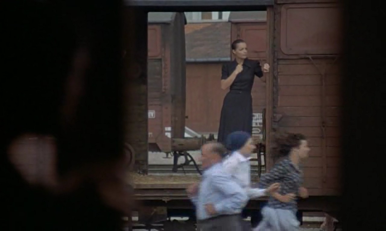 Romy Schneider در صحنه فیلم سینمایی The Last Train