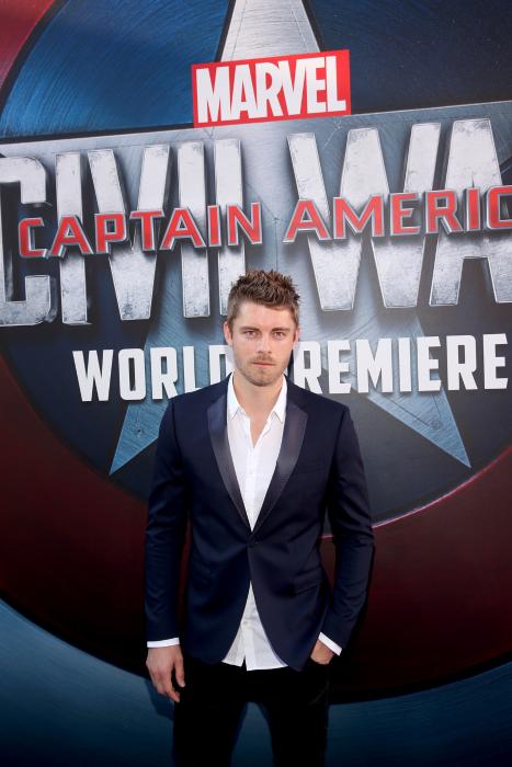 Luke Mitchell در صحنه فیلم سینمایی کاپیتان آمریکا: جنگ داخلی