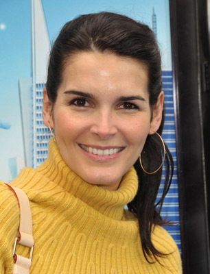 Angie Harmon در صحنه فیلم سینمایی هیولاها علیه بیگانگان