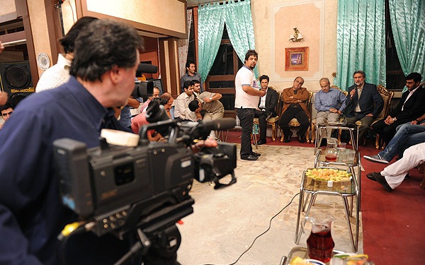 حسین سهیلی‌زاده در پشت صحنه سریال تلویزیونی فاصله‌ها به همراه رضا توکلی