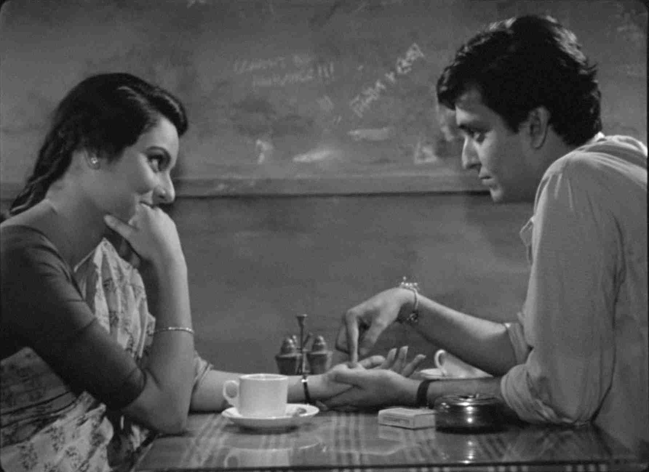 Soumitra Chatterjee در صحنه فیلم سینمایی The Coward به همراه Madhabi Mukherjee