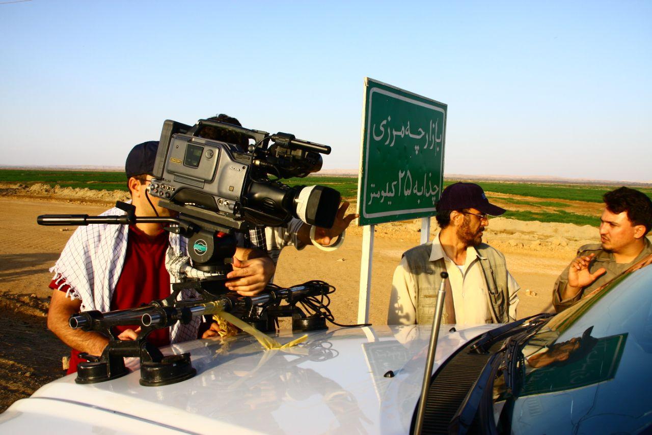 تصویری از فرامرز گرجیان سینما و تلویزیون در حال بازیگری سر صحنه یکی از آثارش