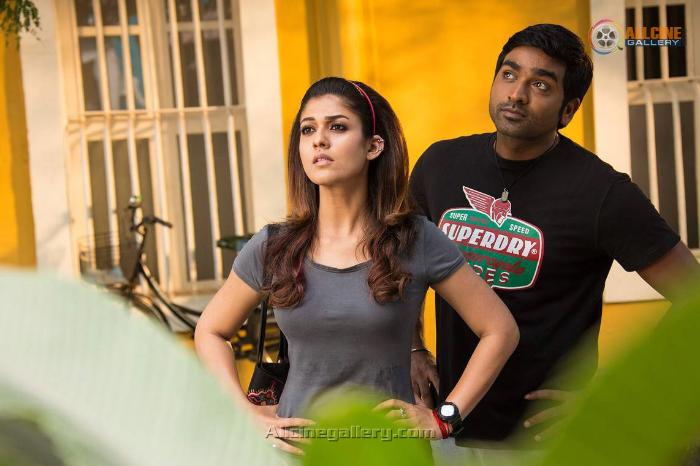 Vijay Sethupathi در صحنه فیلم سینمایی Naanum Rowdydhaan به همراه Nayanthara