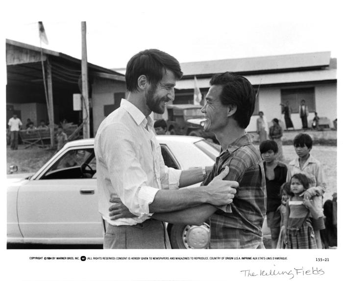Haing S. Ngor در صحنه فیلم سینمایی میدان های کشتار به همراه سم واترستون