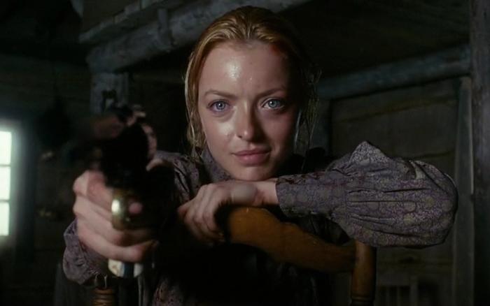 Francesca Eastwood در صحنه فیلم سینمایی قانون شکنان و فرشتگان