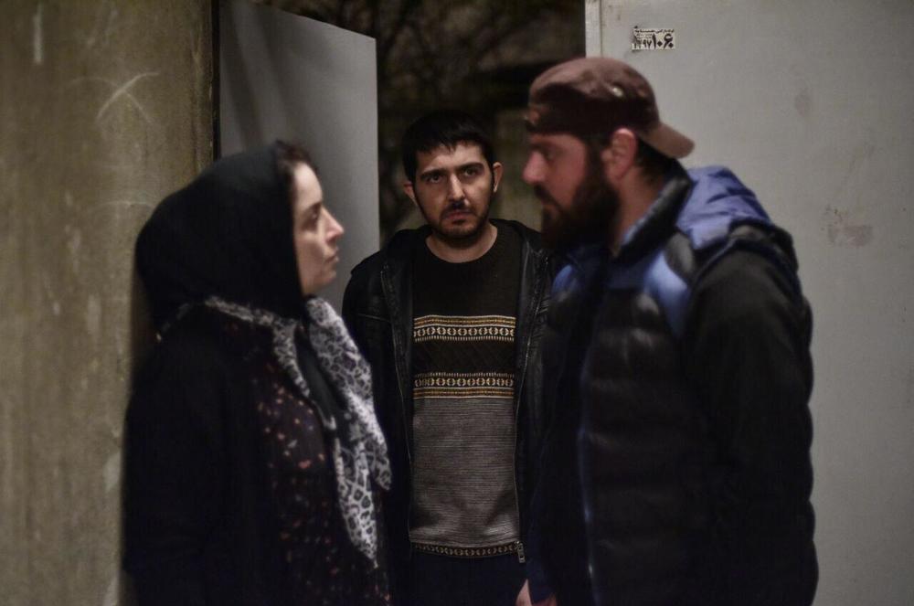 محمدرضا غفاری در صحنه فیلم سینمایی در وجه حامل به همراه ژاله صامتی