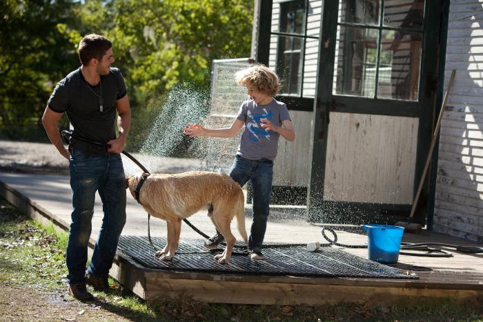 Riley Thomas Stewart در صحنه فیلم سینمایی خوش شانس به همراه زک افرون