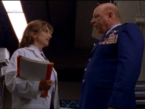 Don S. Davis در صحنه سریال تلویزیونی دروازه ستارگان اس جی-۱ به همراه Teryl Rothery