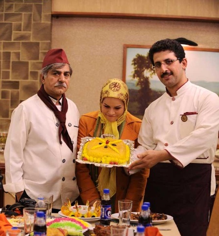 ملیکا شریفی‌نیا در پشت صحنه سریال تلویزیونی آشپزباشی به همراه پرویز پرستویی