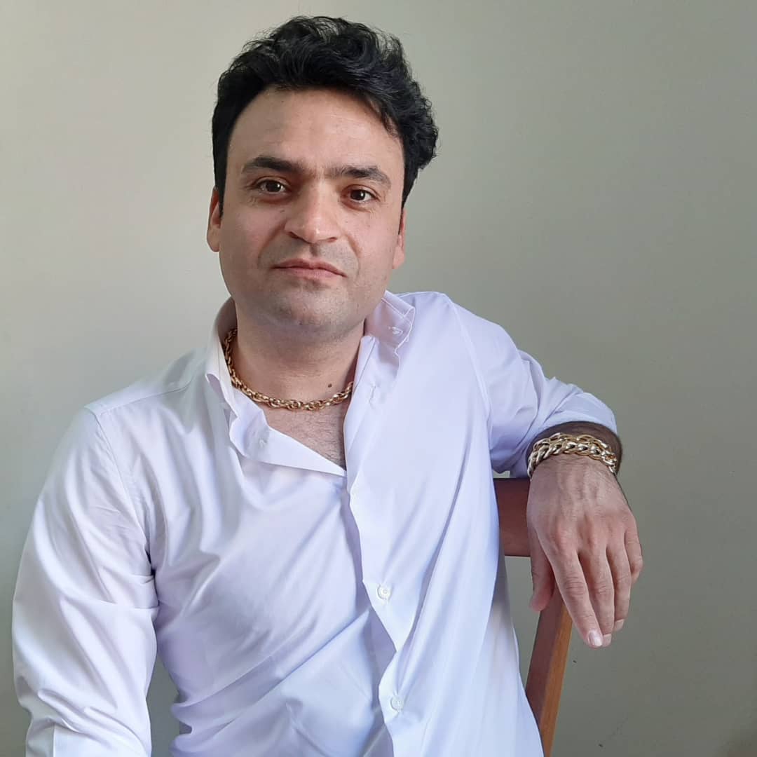 تصویری شخصی از علی میرزایی، بازیگر و نوازنده سینما و تلویزیون