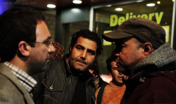 علیرضا ابراهیمی دلیجانی در پشت صحنه سریال تلویزیونی خروس به همراه سعید آقاخانی