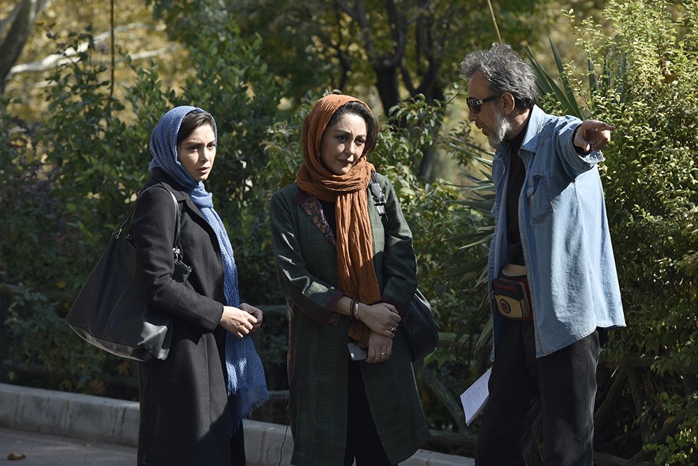 حسین شهابی در پشت صحنه فیلم سینمایی آزاد به قید شرط به همراه شقایق فراهانی و دیبا زاهدی