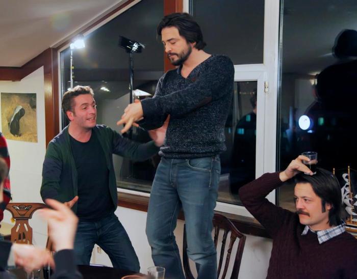 Sadi Celil Cengiz در صحنه فیلم سینمایی Isler Güçler به همراه Ahmet Kural و Murat Cemcir